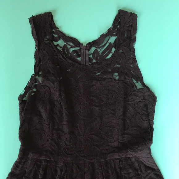 Little black lace dress - so feminine and pretty! - Picture 2 of 12